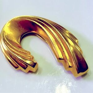 Clara Studios Inc. Vintage Goldtone Swirl Brooch 2 3/4 x 1 3/4”